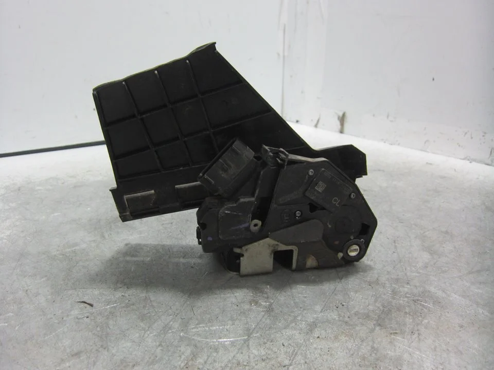 Foto de CERRADURA PUERTA TRASERA DERECHA FORD FIESTA (CNN) 1.25 16V CAT (82 CV / 60 KW) referencia 8A61A264A52