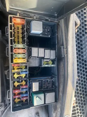 Foto de CAJA RELES / FUSIBLES FORD FOCUS BERLINA (CAK)