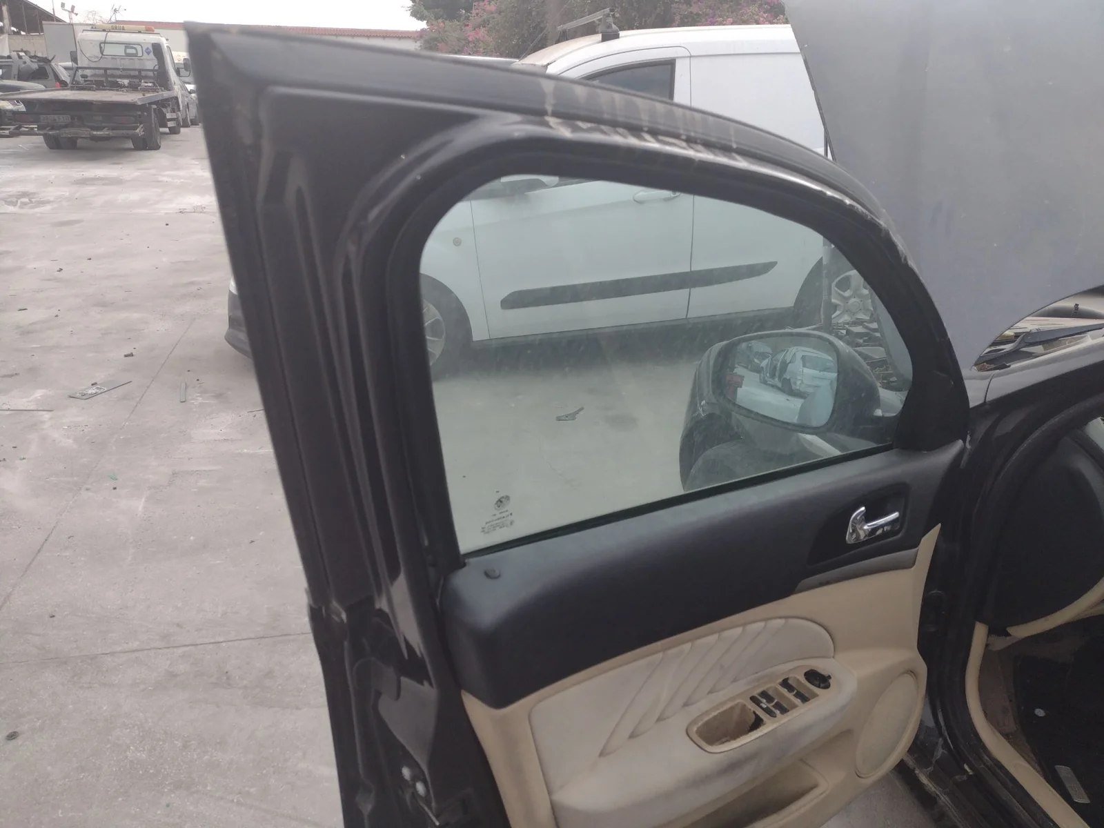 Foto de LUNA DELANTERA IZQUIERDA ALFA ROMEO 159 (140) 1.9 JTD (M) 16V CAT (150 CV / 110 KW)