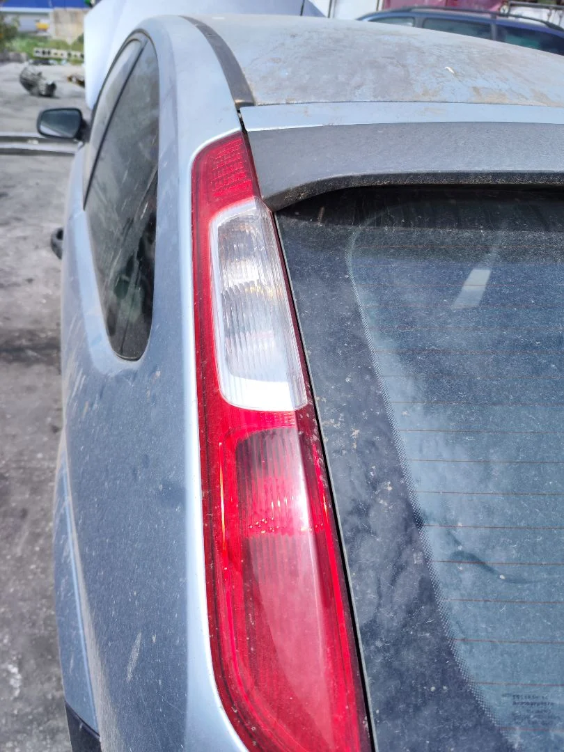 Foto de PILOTO TRASERO IZQUIERDO FORD FOCUS BERLINA (CAP) 1.6 TDCi CAT (90 CV / 66 KW) referencia 1420451