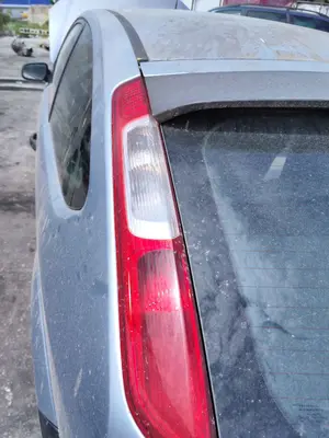 Foto de PILOTO TRASERO IZQUIERDO FORD FOCUS BERLINA (CAP) 1.6 TDCi CAT (90 CV / 66 KW) referencia 1420451