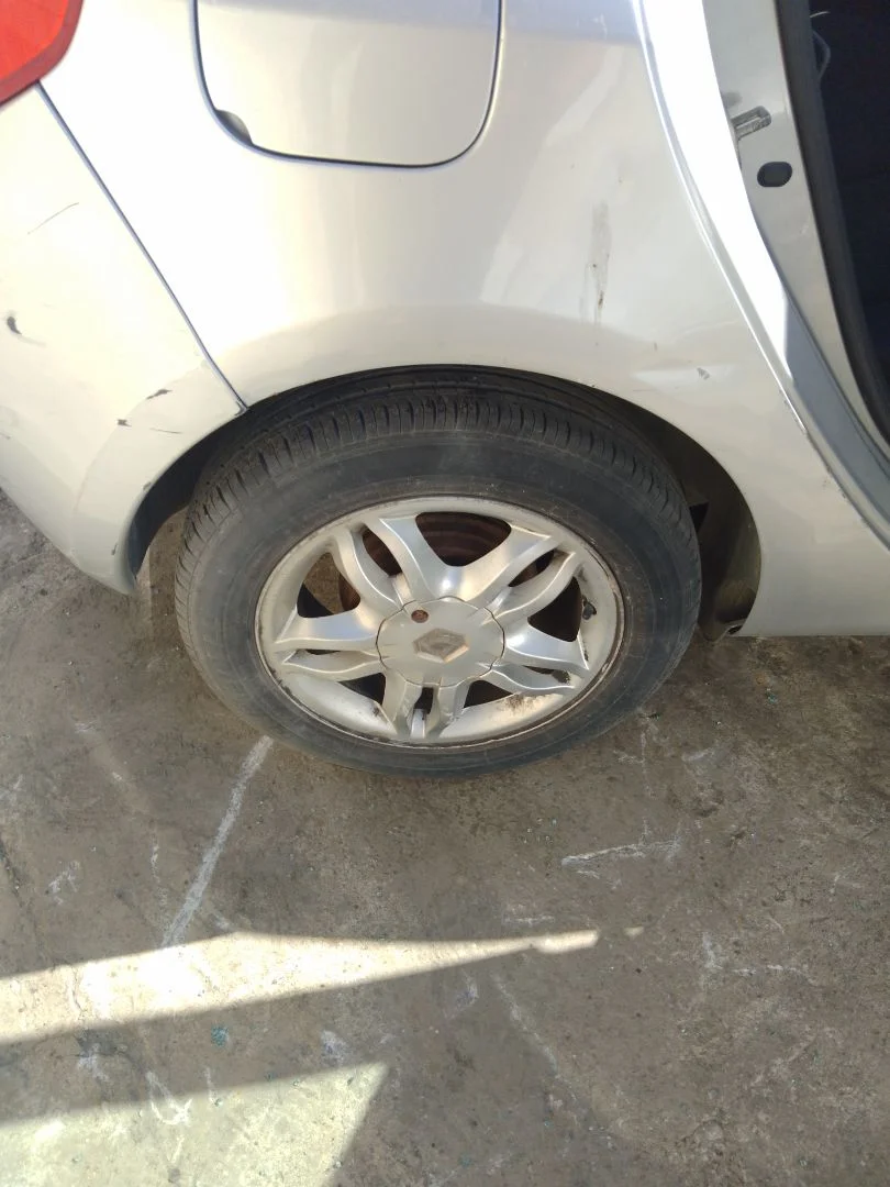 Foto de LLANTA RENAULT CLIO III 1.4 16V (98 CV / 72 KW)