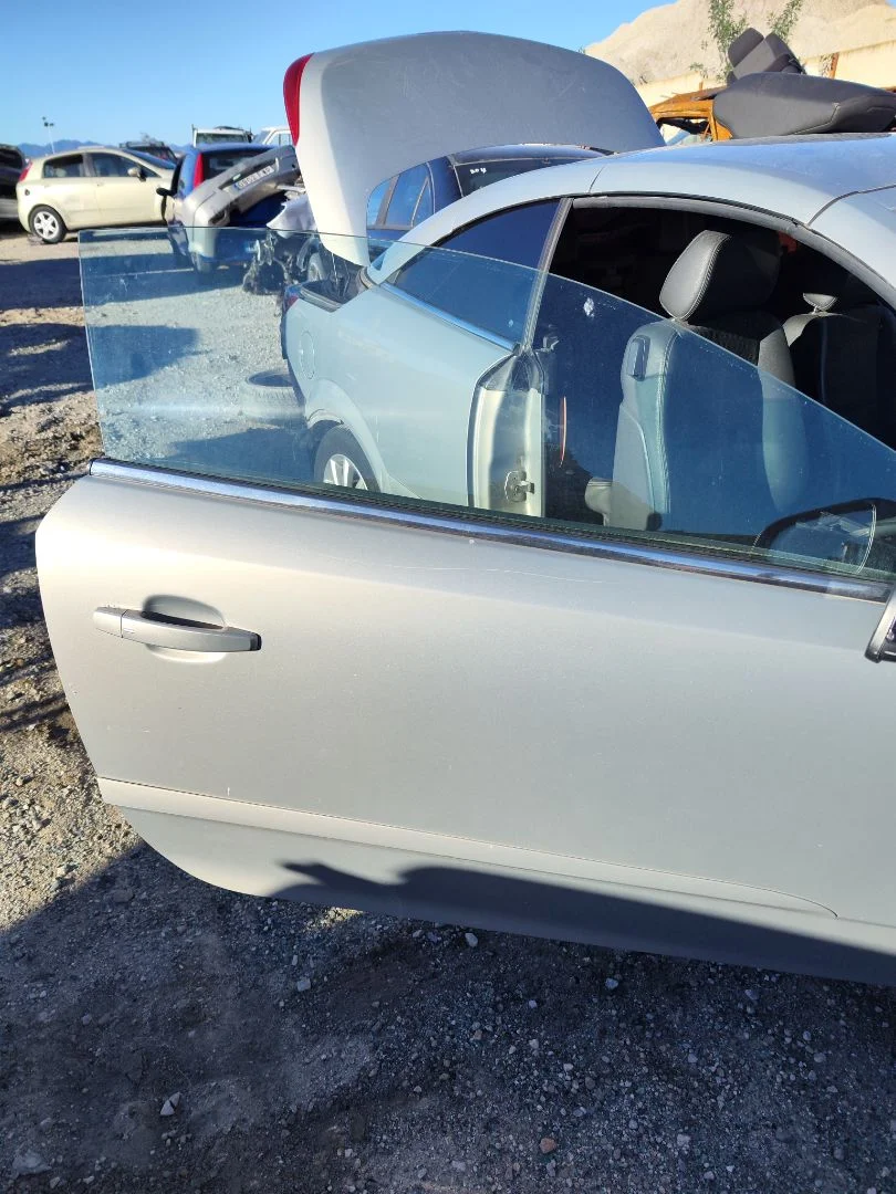 Foto de LUNA DELANTERA DERECHA OPEL ASTRA H TWIN TOP 1.9 16V CDTI CAT (Z 19 DTH / LRD) (150 CV / 110 KW)