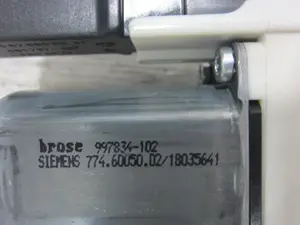 Foto de MOTOR ELEVALUNAS DELANTERO DERECHO CITROEN C5 BERLINA 2.2 HDi FAP CAT (4HX / DW12ED4) (133 CV / 98 KW) referencia 9649304480 foto 2