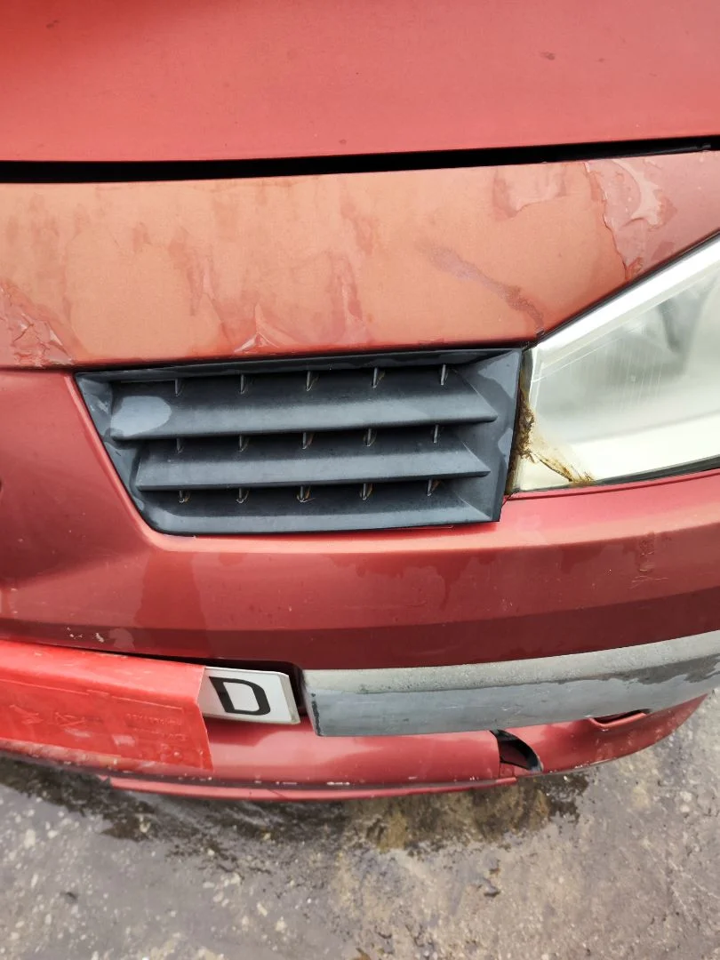 Foto de REJILLA DELANTERA RENAULT MEGANE II BERLINA 5P 1.5 dCi Diesel (106 CV / 78 KW)