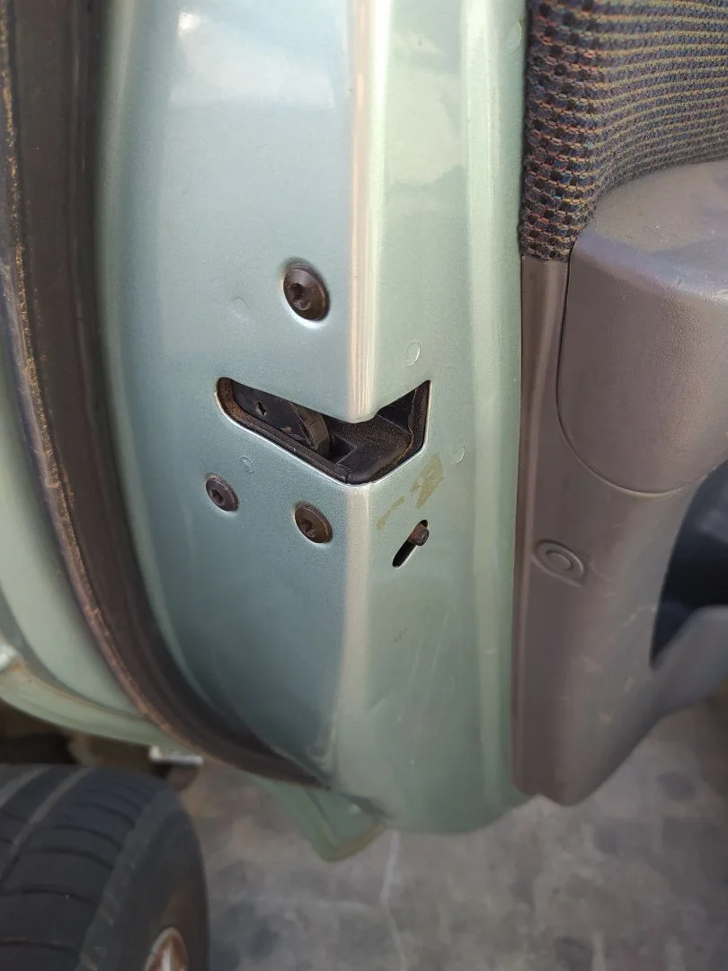 Foto de CERRADURA PUERTA TRASERA IZQUIERDA HYUNDAI MATRIX (FC) 1.5 CRDi CAT (102 CV / 75 KW) referencia 81420-17101