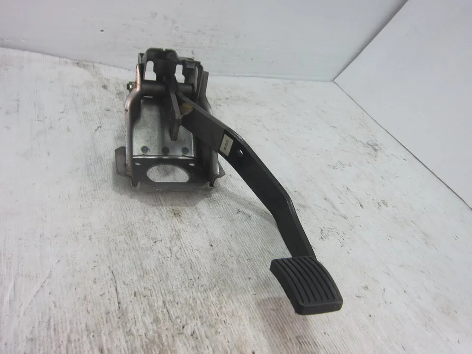 Foto de PEDAL FRENO MITSUBISHI L200 (K70) 2.5 Turbodiesel (99 CV / 73 KW) referencia MR133152