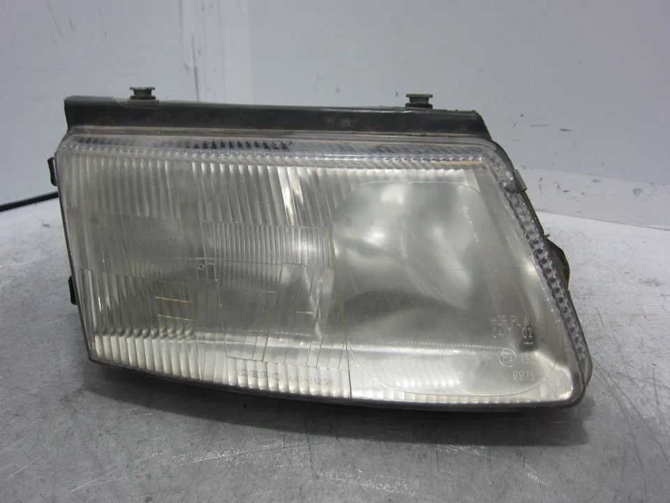 Foto de FARO DERECHO VOLKSWAGEN PASSAT BERLINA (3B2) 1.9 TDI (116 CV / 85 KW) referencia 4411125R