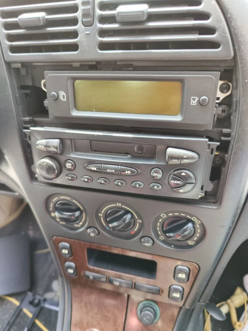 Foto de SISTEMA AUDIO / RADIO CD CITROEN XSARA BERLINA 1.6 16V CAT (NFU / TU5JP4) (109 CV / 80 KW) referencia 96489096XT