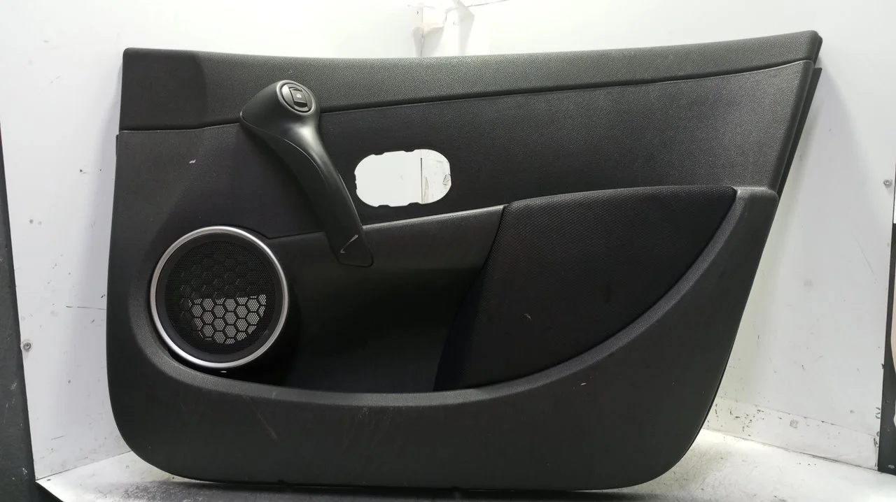 Foto de GUARNECIDO PUERTA DELANTERA DERECHA RENAULT CLIO III 1.2 16V (75 CV / 55 KW) referencia 8200293530