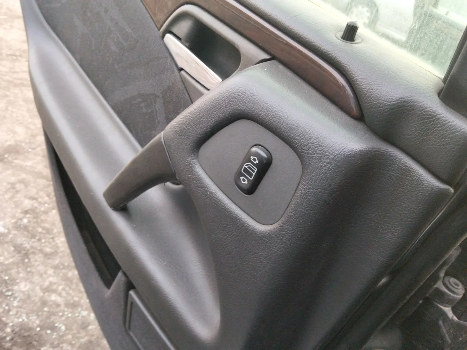 Foto de MANDO ELEVALUNAS TRASERO IZQUIERDO MERCEDES-BENZ CLASE E (BM 210) BERLINA 3.0 Diesel CAT (136 CV / 100 KW)