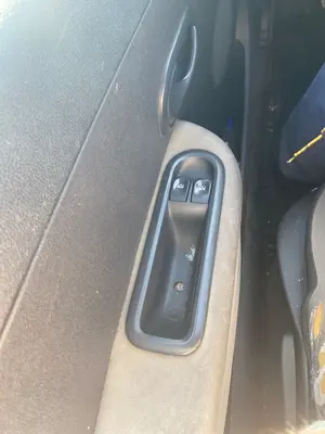 Foto de MANDO ELEVALUNAS DELANTERO IZQUIERDO RENAULT CLIO III 1.5 dCi Diesel (68 CV / 50 KW)