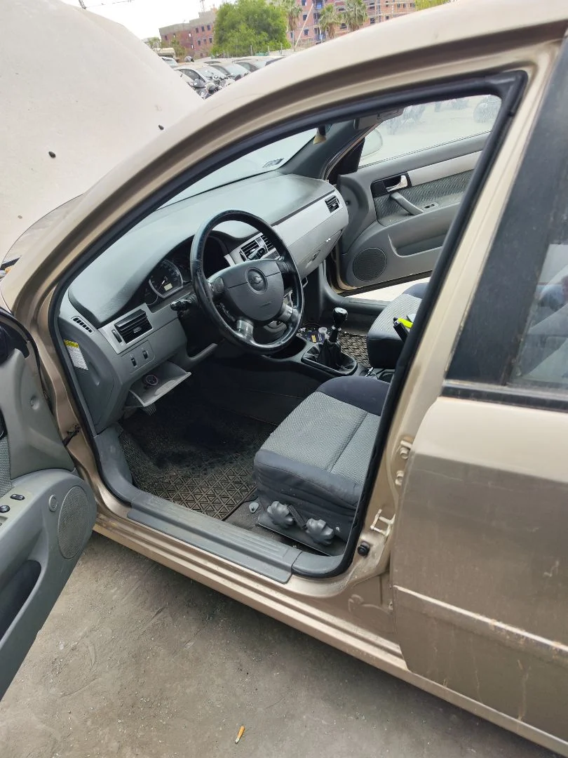 Foto de GOMAS CONTORNO PUERTA CHEVROLET LACETTI 1.6 CAT (109 CV / 80 KW)