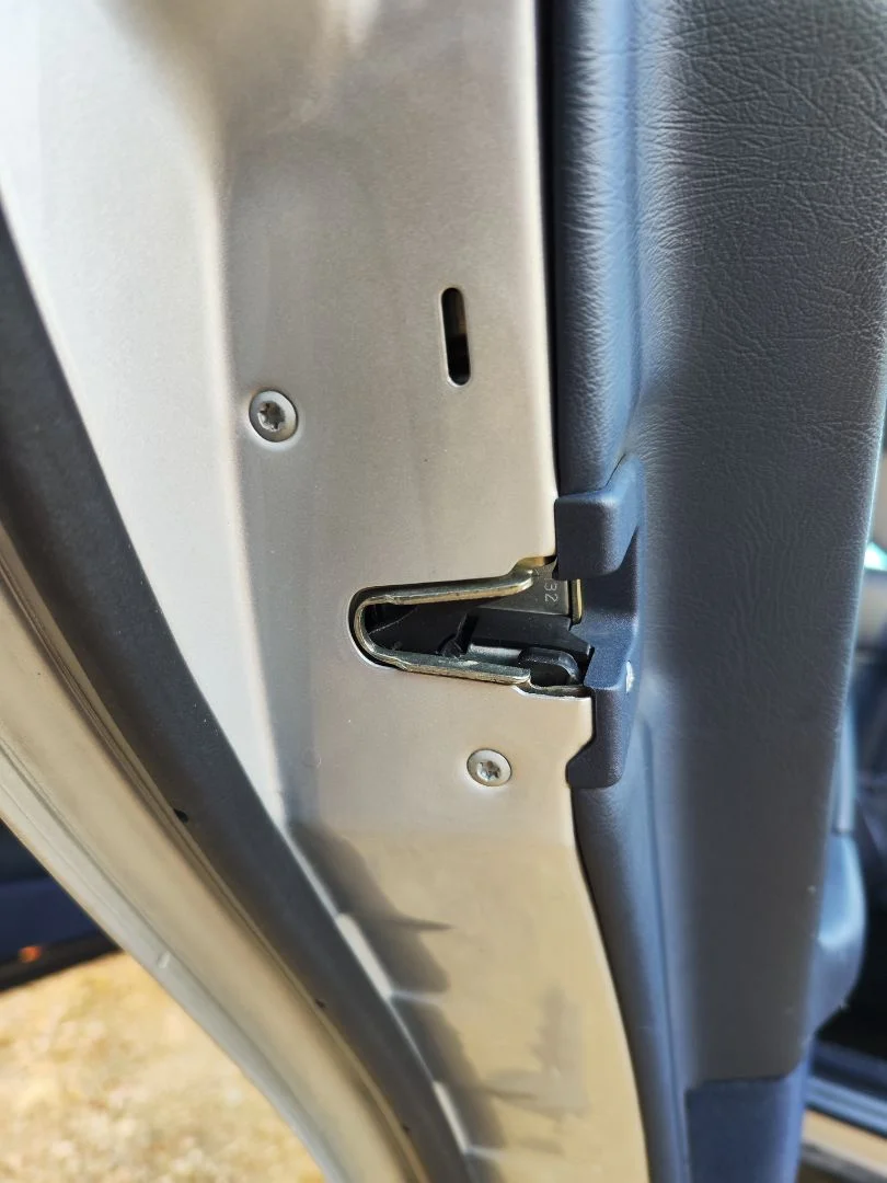 Foto de CERRADURA PUERTA TRASERA IZQUIERDA MERCEDES-BENZ CLASE E (BM 210) BERLINA 3.0 Turbodiesel CAT (177 CV / 130 KW)