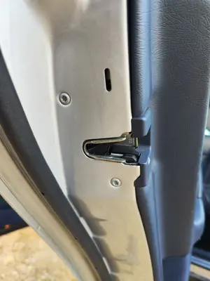 Foto de CERRADURA PUERTA TRASERA IZQUIERDA MERCEDES-BENZ CLASE E (BM 210) BERLINA 3.0 Turbodiesel CAT (177 CV / 130 KW)