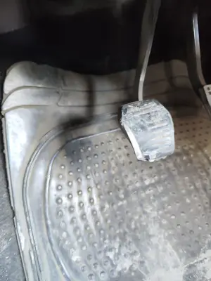 Foto de PEDAL EMBRAGUE FORD FOCUS FAMILIAR (CAK) 1.8 TDCi Turbodiesel CAT (116 CV / 85 KW)