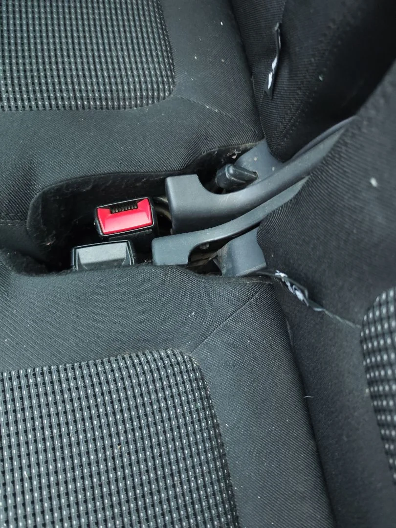 Foto de ENGANCHE CINTURON TRASERO DERECHO PEUGEOT 5008 1.6 HDi FAP CAT (9HZ / DV6TED4) (109 CV / 80 KW)