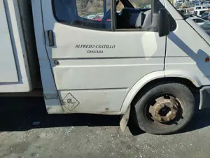 Foto de PUERTA DELANTERA DERECHA FORD TRANSIT FURGÓN (CY/DY)(1986) 2.5 Diesel (80 CV / 59 KW) foto 3