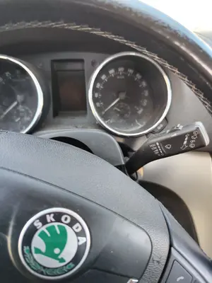 Foto de CUADRO INSTRUMENTOS SKODA YETI (5L)(2009) 2.0 TDI (110 CV / 81 KW) foto 2