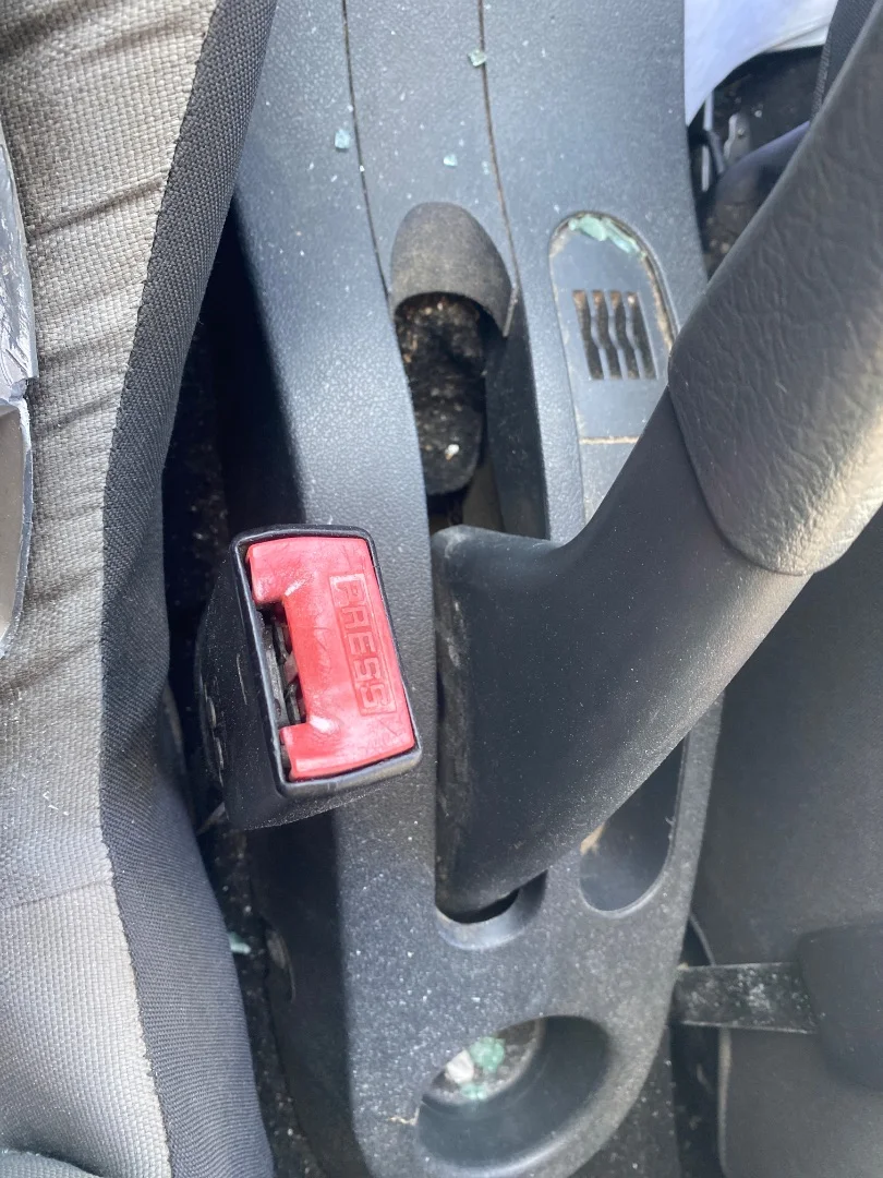 Foto de ENGANCHE CINTURON DELANTERO IZQUIERDO RENAULT CLIO III 1.5 dCi Diesel (68 CV / 50 KW)