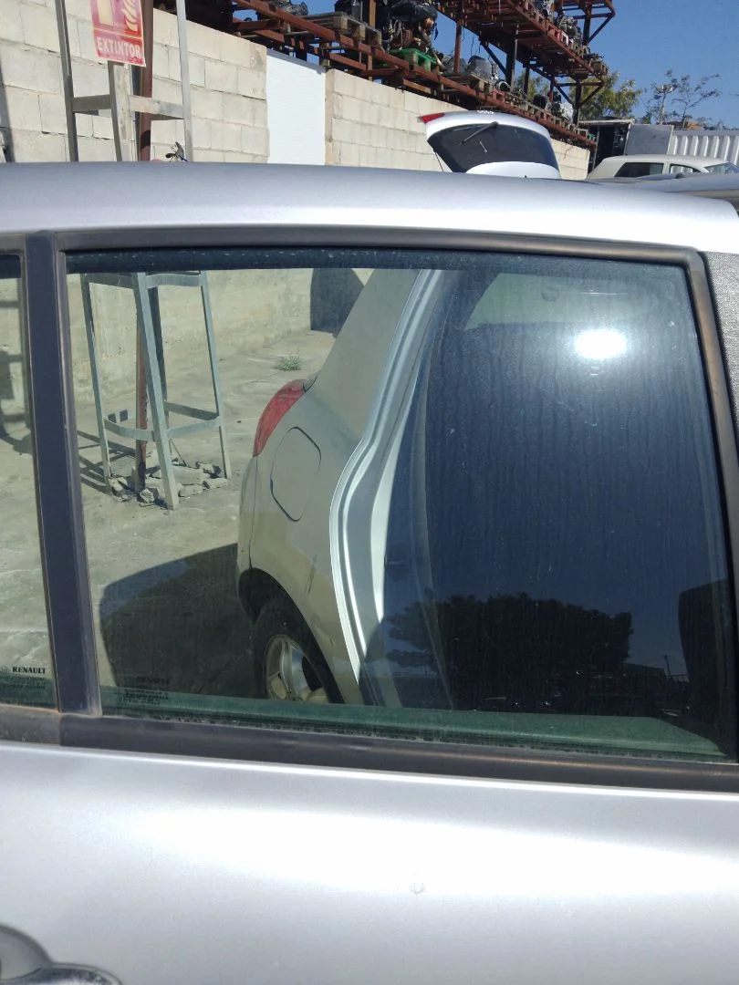 Foto de LUNA TRASERA DERECHA RENAULT CLIO III 1.4 16V (98 CV / 72 KW)