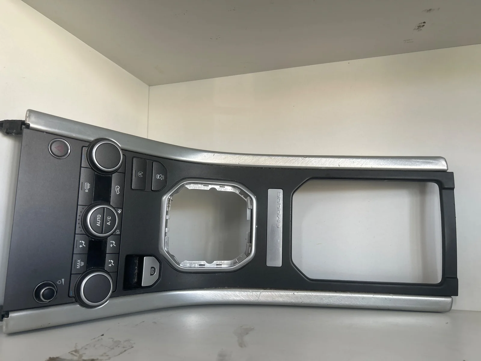 Foto de CONSOLA CENTRAL LAND ROVER RANGE ROVER EVOQUE 2.0 Td4 CAT (150 CV / 110 KW) referencia 16D2557CA9