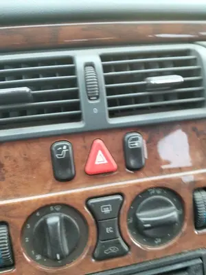 Foto de WARNING MERCEDES-BENZ CLASE E (BM 210) BERLINA 3.0 Diesel CAT (136 CV / 100 KW)