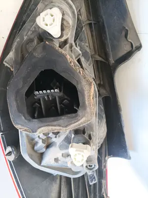 Foto de PILOTO TRASERO IZQUIERDO OPEL CORSA D referencia 13188047 foto 2