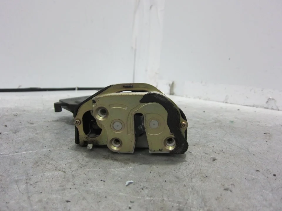 Foto de CERRADURA PUERTA TRASERA IZQUIERDA MAZDA 2 BERLINA (DY) 1.4 CAT (80 CV / 59 KW) referencia 3M71A264A27