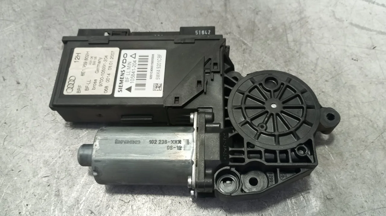 Foto de MOTOR ELEVALUNAS DELANTERO DERECHO AUDI A4 BERLINA (8E) 2.0 16V TDI (170 CV / 125 KW) referencia 8E1959802H