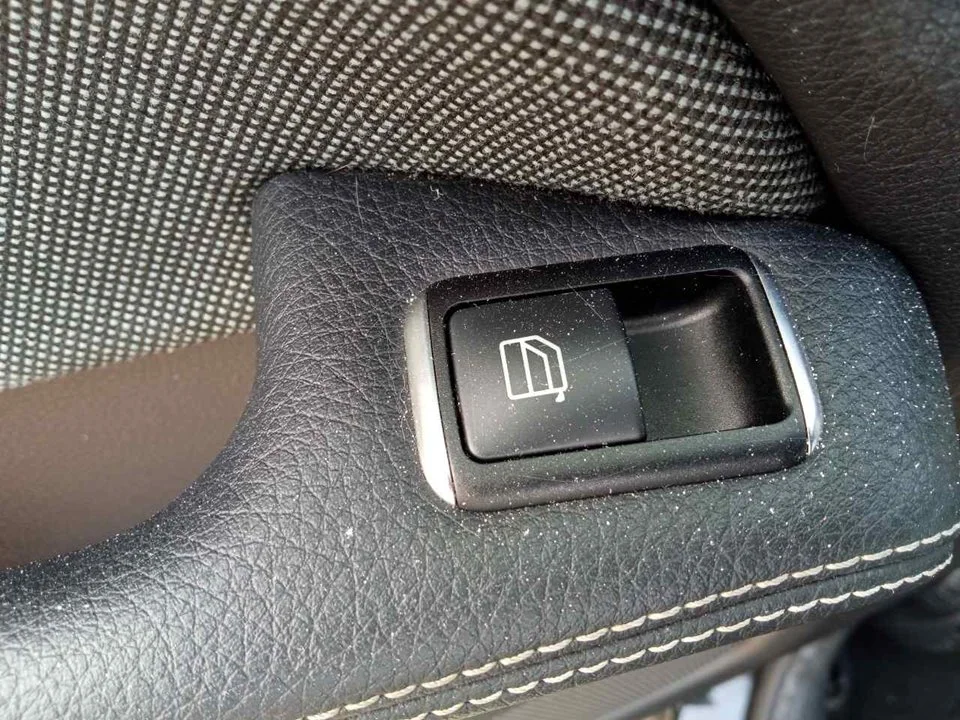 Foto de MANDO ELEVALUNAS TRASERO IZQUIERDO MERCEDES-BENZ CLASE A (BM 176) 1.5 CDI CAT (109 CV / 80 KW)