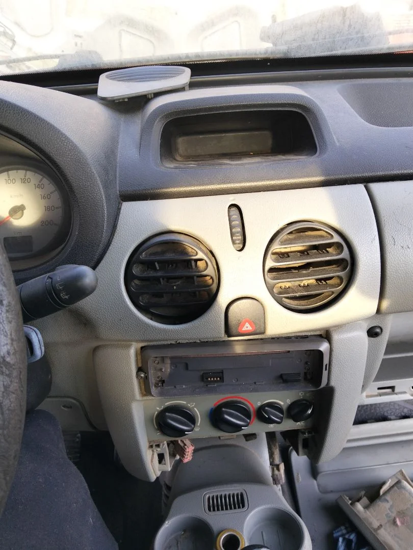 Foto de CONSOLA CENTRAL RENAULT KANGOO I (F/KC0) 1.9 dCi Diesel CAT (84 CV / 62 KW)