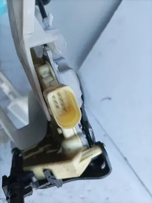 Foto de CERRADURA PUERTA TRASERA DERECHA VOLKSWAGEN PASSAT BERLINA (3C2) 2.0 TDI (140 CV / 103 KW) referencia 3C4839016A foto 2