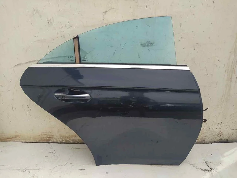 Foto de PUERTA TRASERA DERECHA MERCEDES-BENZ CLS (BM 219) 5.0 V8 24V CAT (306 CV / 225 KW)