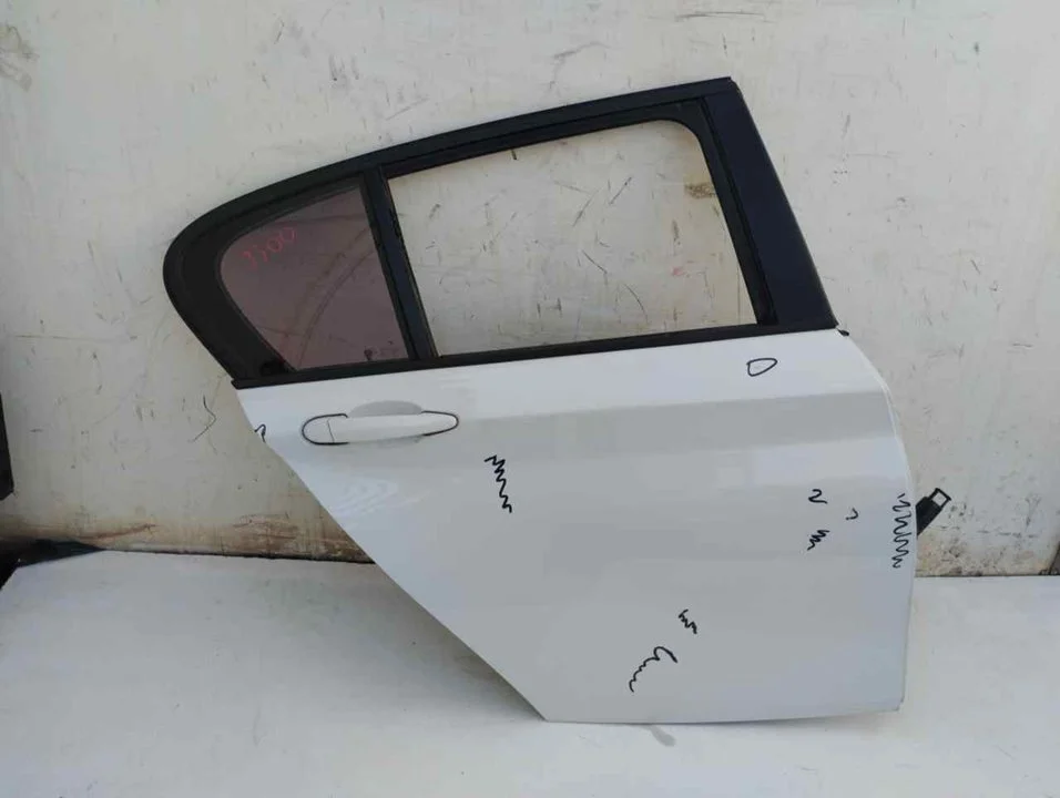 Foto de PUERTA TRASERA DERECHA BMW SERIE 1 BERLINA 5P (F20) 2.0 Turbodiesel (116 CV / 85 KW)