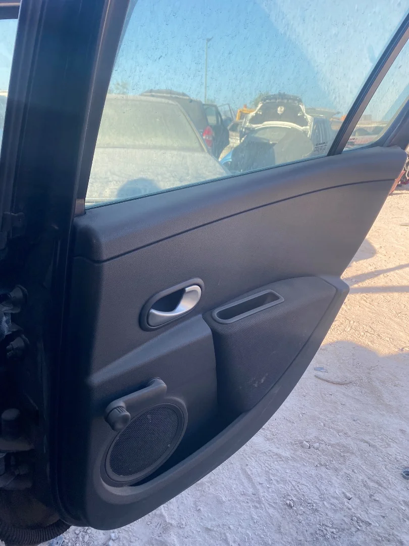 Foto de GUARNECIDO PUERTA TRASERA DERECHA RENAULT CLIO III 1.2 16V (75 CV / 55 KW) referencia 8200755606