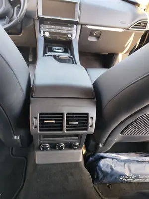 Foto de CONSOLA CENTRAL JAGUAR F-PACE 3.0 V6 Diesel CAT (301 CV / 221 KW) referencia HK83045J40AD foto 3