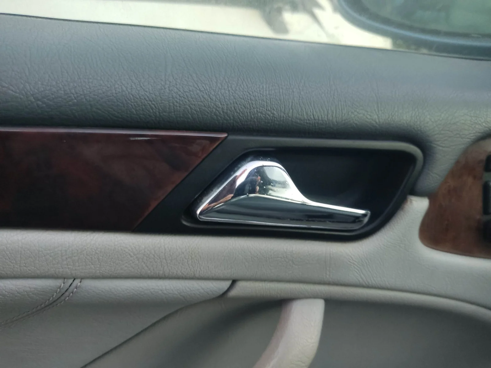 Foto de MANETA INTERIOR DELANTERA DERECHA MERCEDES-BENZ CLK (BM 208) CABRIO 3.2 V6 18V CAT (218 CV / 160 KW) referencia A2087600261