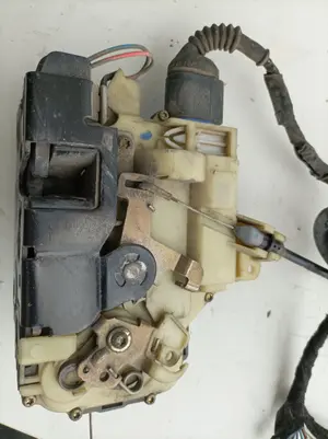 Foto de CERRADURA PUERTA DELANTERA DERECHA SEAT IBIZA (6L1) referencia 993019101 foto 4