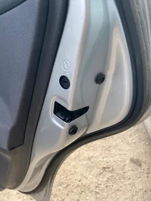 Foto de CERRADURA PUERTA TRASERA DERECHA VOLKSWAGEN POLO IV (9N3) 1.4 FSI (86 CV / 63 KW)