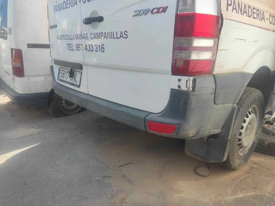 Foto de PARAGOLPES TRASERO MERCEDES-BENZ SPRINTER II FURGÓN 2.1 CDI CAT (129 CV / 95 KW)