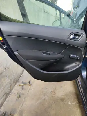 Foto de GUARNECIDO PUERTA TRASERA IZQUIERDA PEUGEOT 308 1.6 16V (120 CV / 88 KW) referencia 9343A3