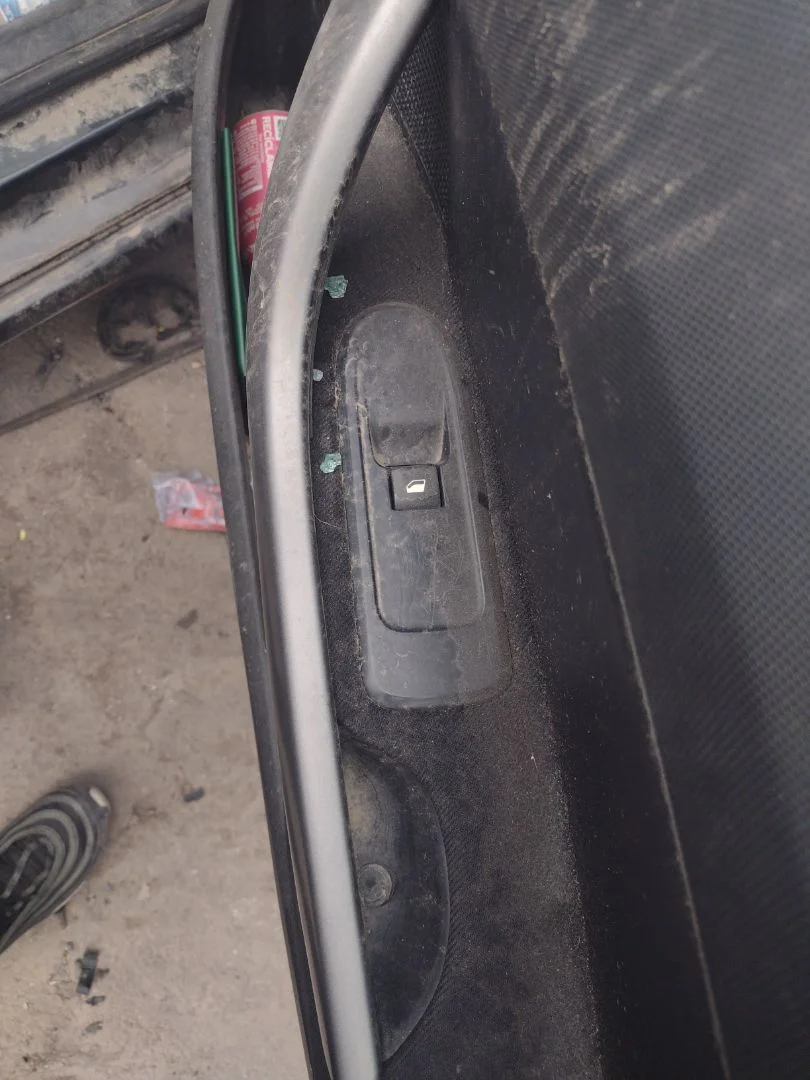 Foto de MANDO ELEVALUNAS DELANTERO DERECHO PEUGEOT 308 1.6 16V HDi (90 CV / 66 KW)