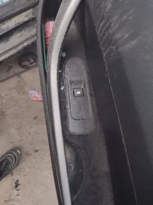 Foto de MANDO ELEVALUNAS DELANTERO DERECHO PEUGEOT 308 1.6 16V HDi (90 CV / 66 KW)