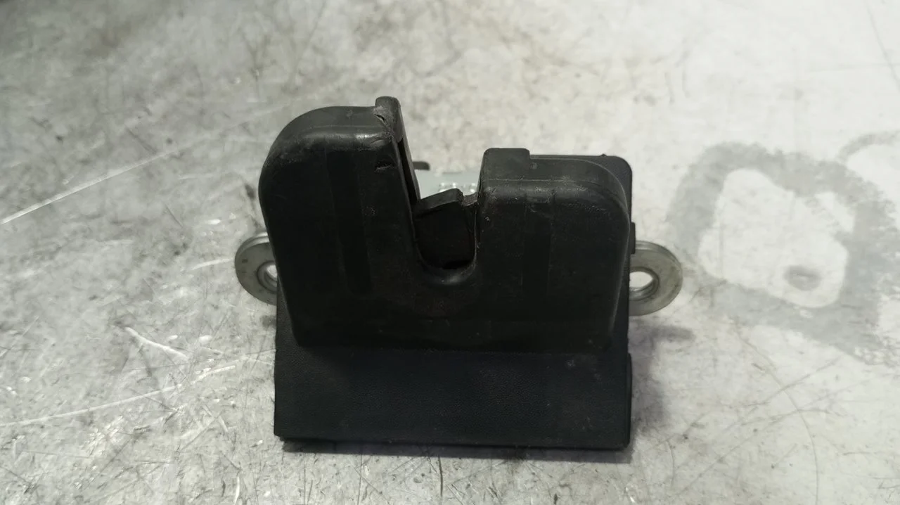 Foto de CERRADURA MALETERO / PORTON SEAT IBIZA BERLINA (6J5) 1.4 16V (86 CV / 63 KW) referencia 6J4827505B