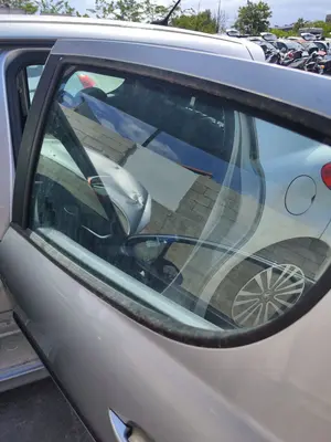 Foto de LUNA TRASERA IZQUIERDA PEUGEOT 207 1.6 16V HDi (90 CV / 66 KW) referencia 9203GK