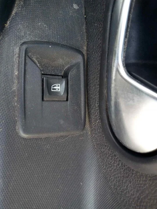 Foto de MANDO ELEVALUNAS DELANTERO DERECHO DACIA LOGAN II 1.5 dCi Diesel FAP CAT (90 CV / 66 KW) referencia 254214937R