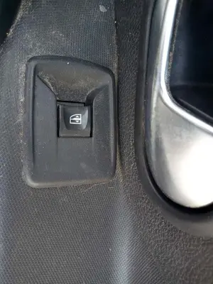 Foto de MANDO ELEVALUNAS DELANTERO DERECHO DACIA LOGAN II 1.5 dCi Diesel FAP CAT (90 CV / 66 KW) referencia 254214937R foto 1