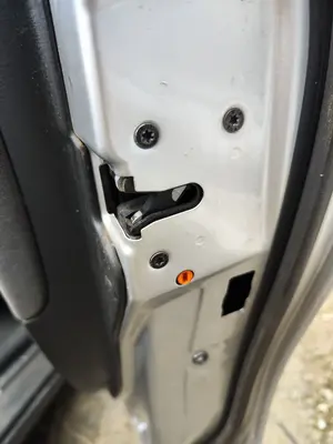 Foto de CERRADURA PUERTA TRASERA DERECHA VOLVO S80 BERLINA 2.4 Diesel CAT (163 CV / 120 KW) referencia 306663640 foto 1