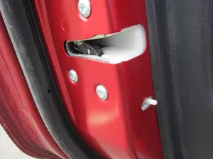 Foto de CERRADURA PUERTA TRASERA IZQUIERDA MITSUBISHI ASX (GA0W) 1.6 CAT (117 CV / 86 KW)